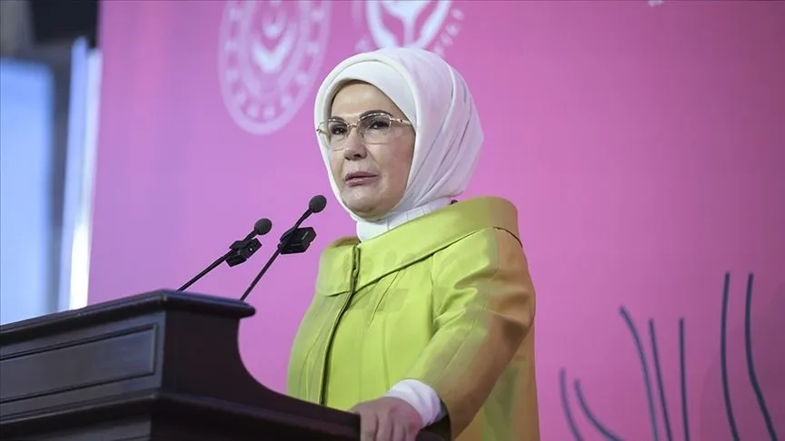 Emine Erdoğan, "Ulusun Annesi" sergisinin anı defterini imzaladı