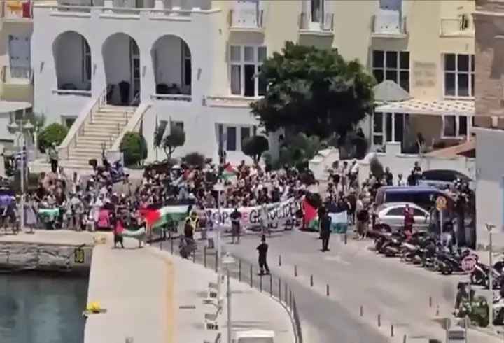 Yunan Adası’nda İsrail protestosu: Turistlere giriş engeli!