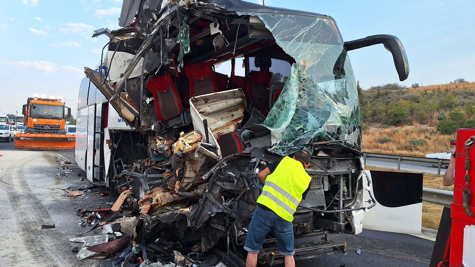 Mersin'de yolcu otobüsünün tıra çarpması sonucu 9 kişi yaralandı
