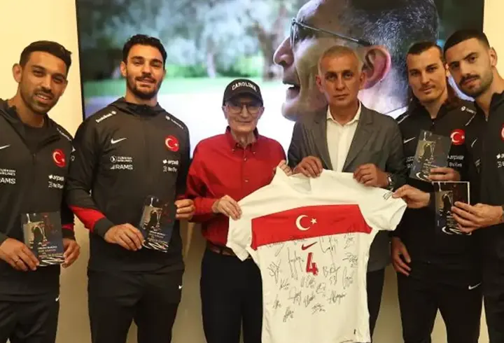 A Milli Takım oyuncularından Aziz Sancar'a ziyaret