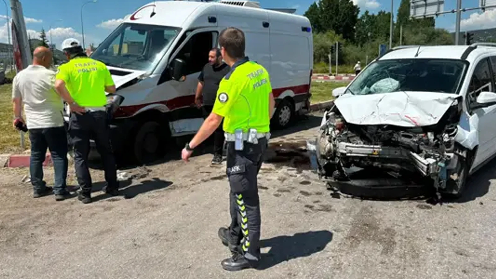 Kütahya'da ambulans hafif ticari araçla çarpıştı: Çok sayıda yaralı var