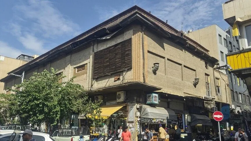 Tarih Ve Karmaşanın İç İçe Geçtiği İran'ın "İlk Modern Caddesi" Lalezar, Can Çekişiyor