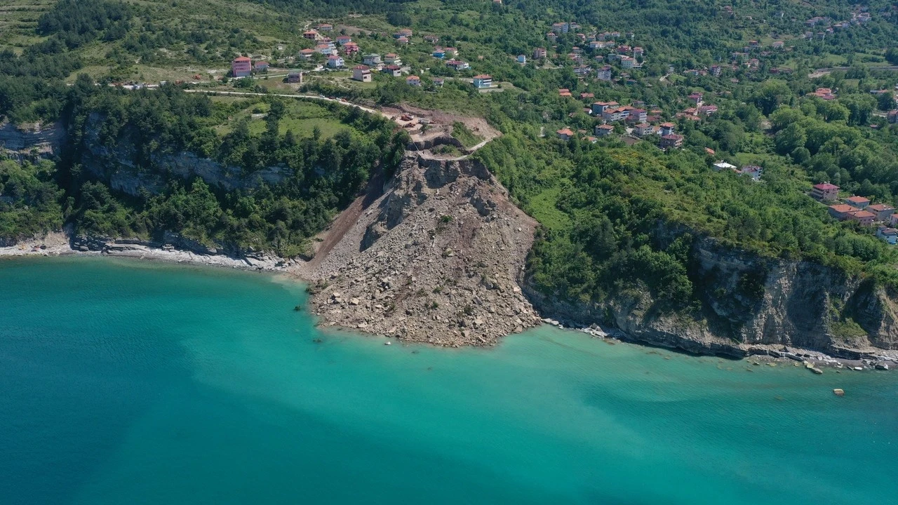 Kastamonu'da heyelan! Yol kapandı: Alternatif güzergah belirlendi