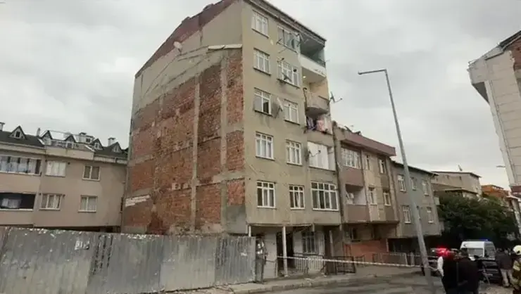 Küçükçekmece'de Korku Dolu Anlar! Çatlaklar Oluşan Ve Sesler Gelen 7 Katlı Bina Tahliye Edildi
