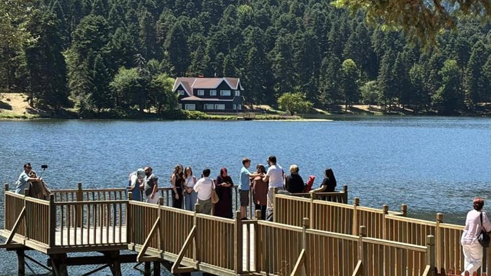 Sıcak havadan bunalan vatandaşlar soluğu Gölcük Tabiat Parkı'nda aldı