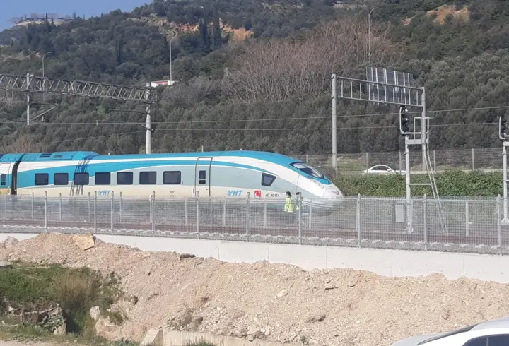Trenin çarptığı yaya hayatını kaybetti
