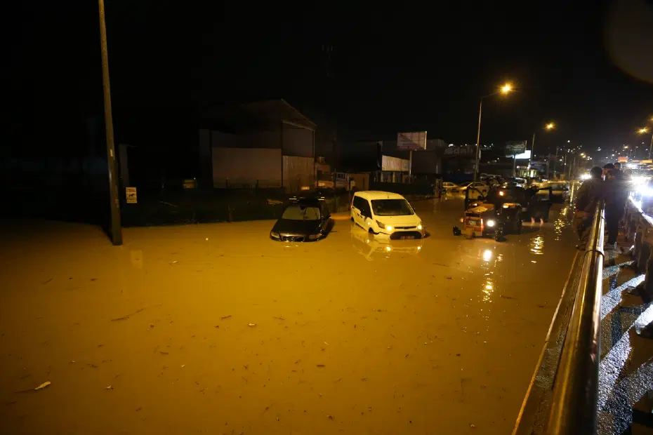 Aydın'da fırtına, sel, dolu. Deniz suyu bulvarla birleşti