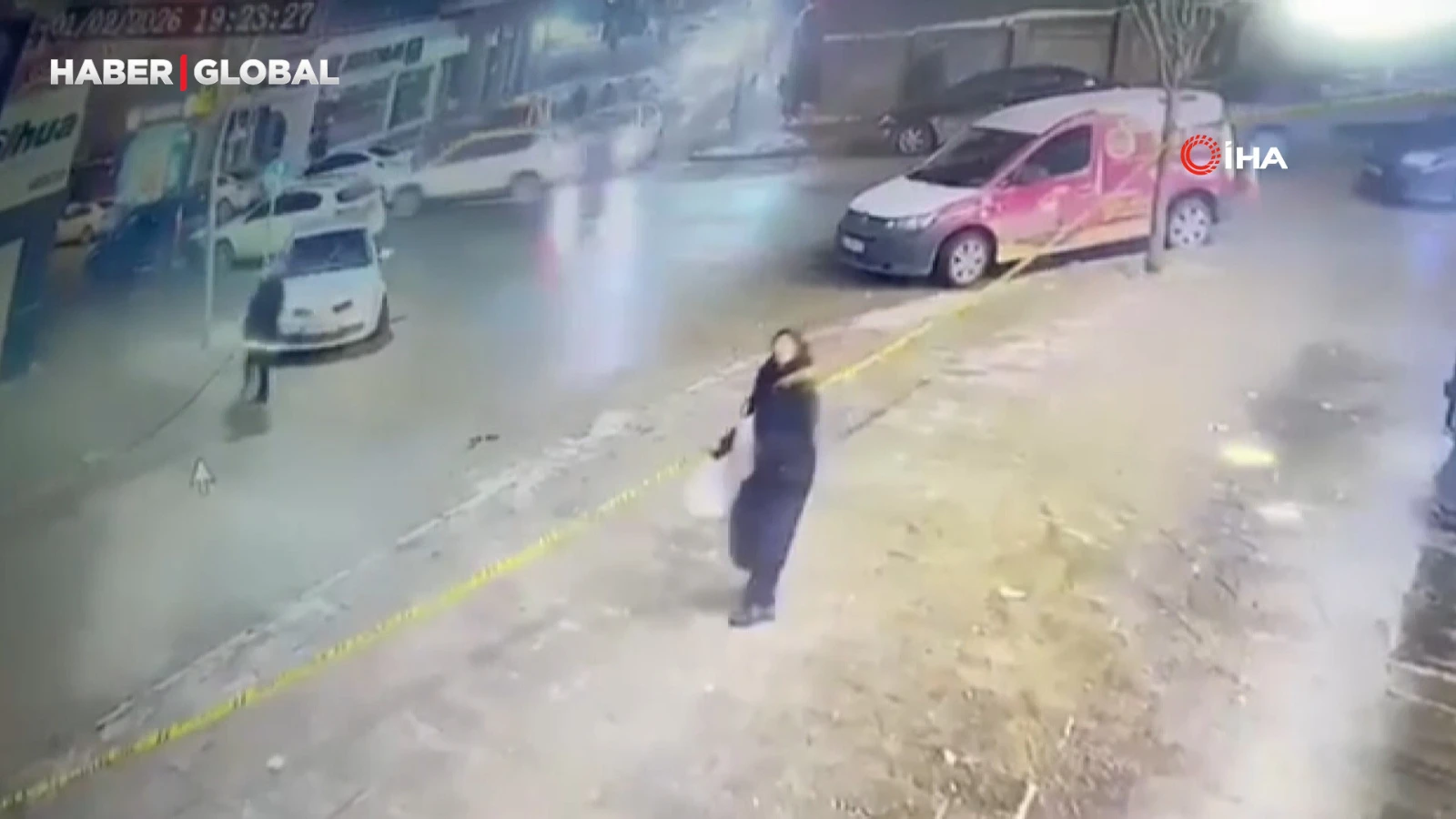 Ölüm onu teğet geçti! Kar kütlesinin altında kalmaktan son anda kurtuldu