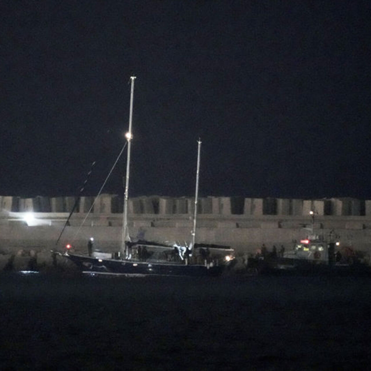 Hemen ayrılmazlarsa gözaltı merkezine götürülecekler