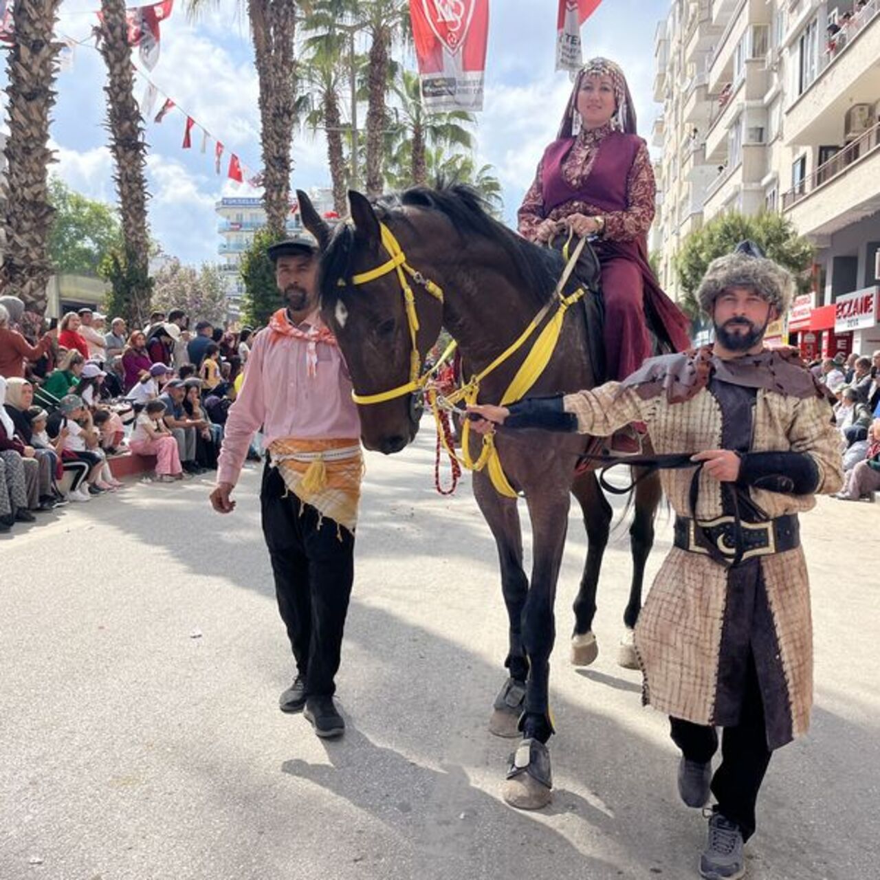 Kumluca festivali "Yörük göçü" ile başladı