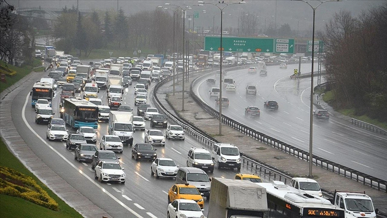 İstanbul'da yağışın da etkisiyle trafik yoğunluğu yüzde 74'e çıktı