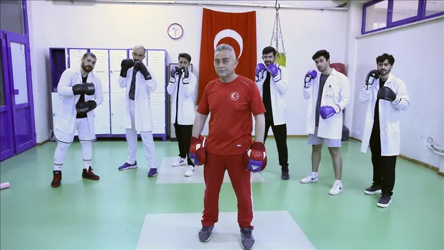 Eskişehir'de geleceğin doktorları günün stresini boks yaparak atıyor