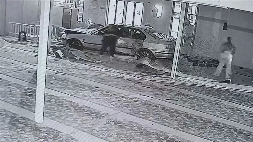 Kocaeli'de kontrolden çıkan otomobilin camiye girmesi kamerada