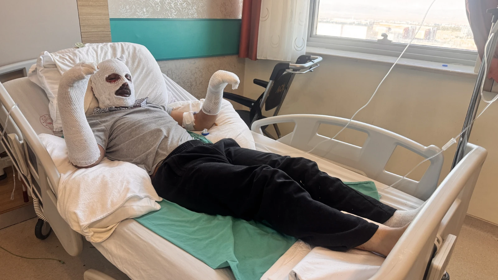 Çay demlerken dehşeti yaşadı: Patlama oldu, ev başına yıkıldı!