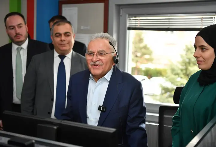 Başkan Büyükkılıç, 185 Çağrı Merkezi’nde telefonları cevapladı