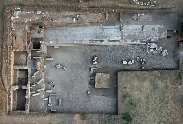 Metropolis'te ticaretin kalbi olduğu değerlendirilen 1800 yıllık agora bulundu