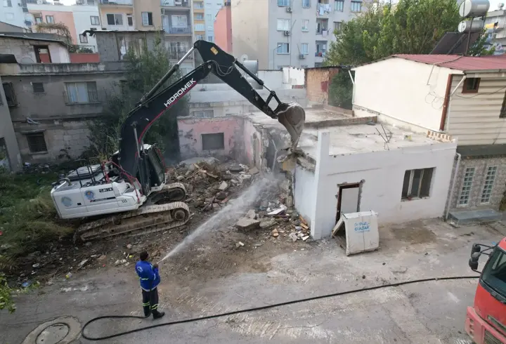 Akdeniz’de ağır hasarlı bina kontrollü şekilde yıkıldı