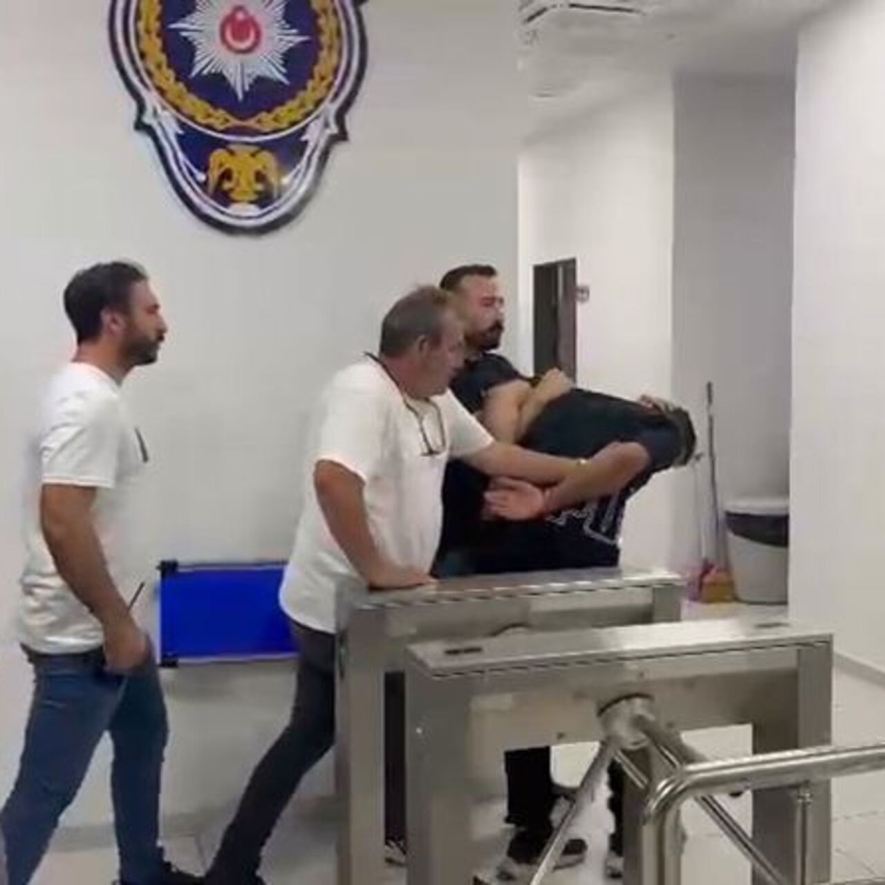 Cuma namazı çıkışı silahlı saldırı: 4 yaralı