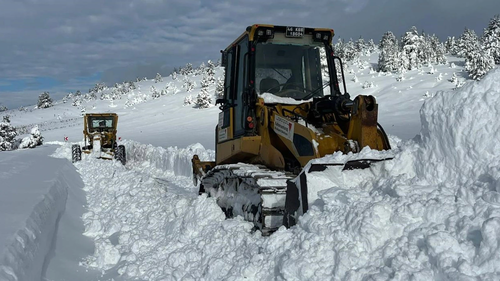 Kahramanmaraş'ta beyaz esaret: Onlarca mahallenin yolu kapandı