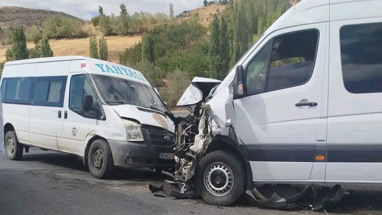İki minibüs kafa kafaya çarpıştı; çok sayıda yaralı var