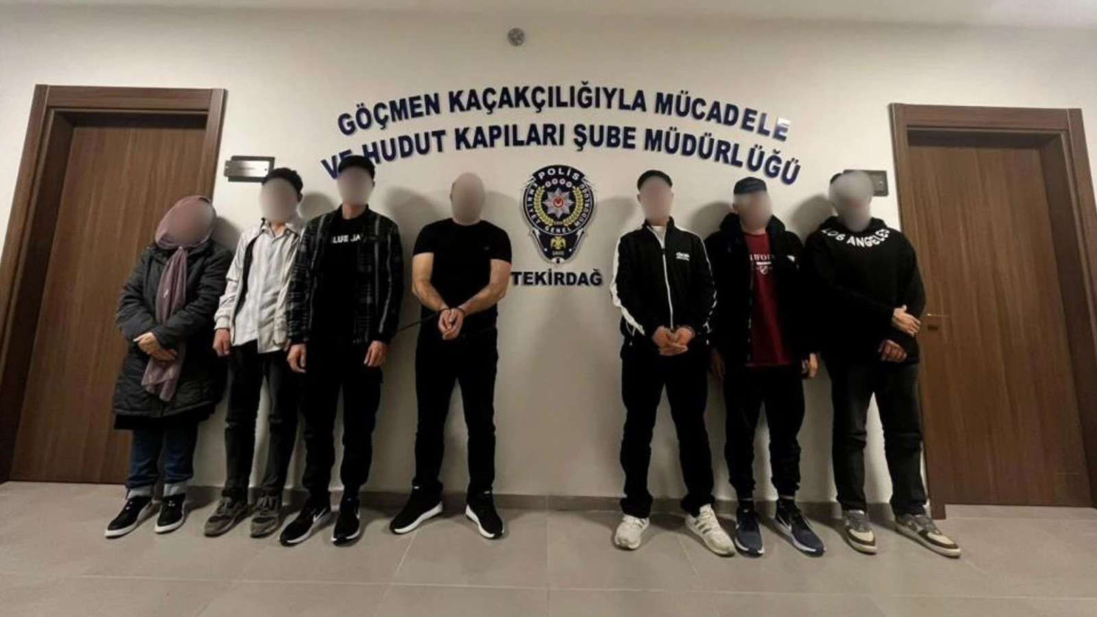 Düğün aracı süsü verdiler, içinden kaçak göçmenler çıktı