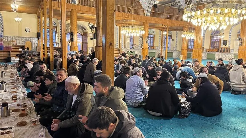 Tarihi camide yıllardır "Ümmet İftarı" aynı sofrada buluşturuyor