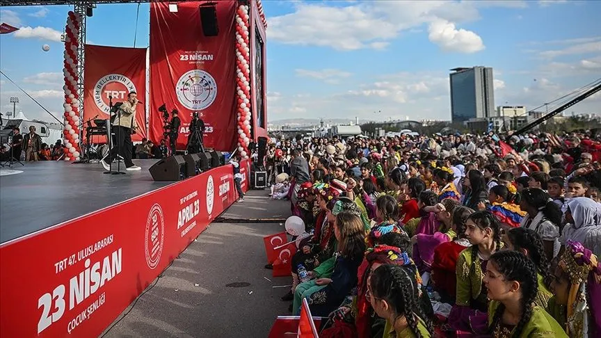 Dünya çocukları Başkent Millet Bahçesi'ndeki şenlik yürüyüşüne katıldı