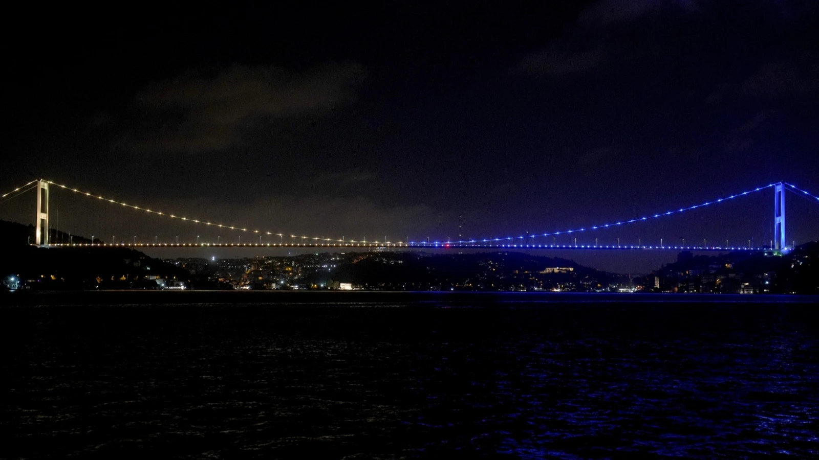 FSM Köprüsü, Ukrayna bayrağı renklerine büründü