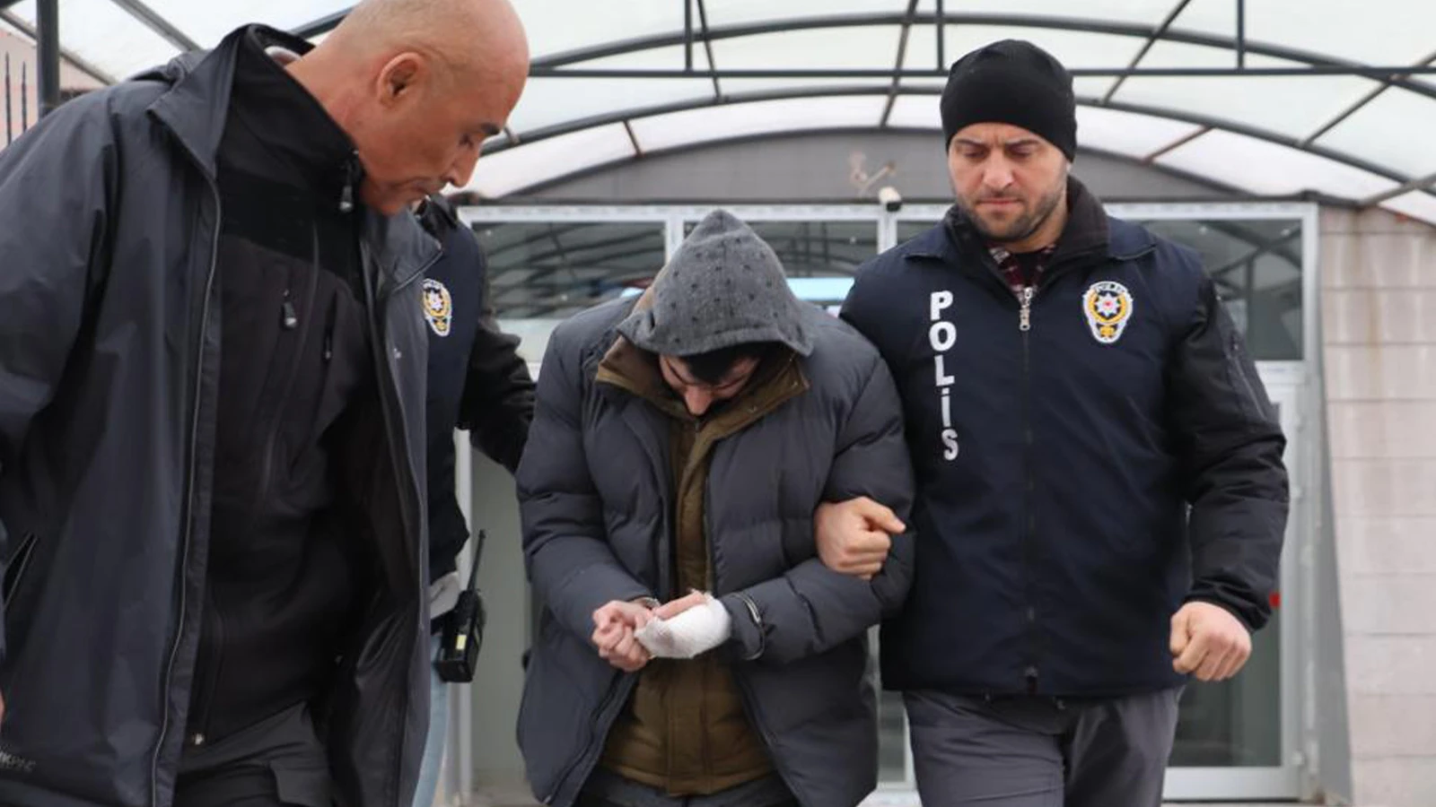 Üvey babasını bıçakla ağır yaralayan şahıs tutuklandı