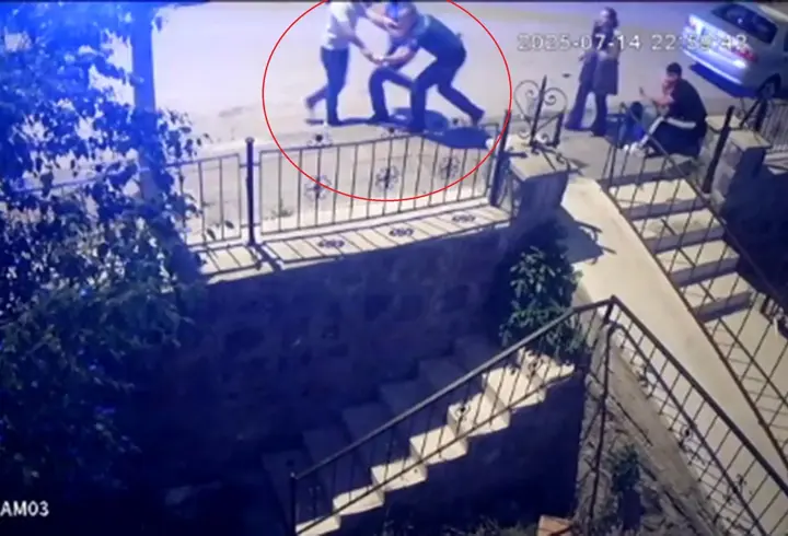 Böyle vicdansızlık görülmedi: Tekerlekli sandalyedeki engelli kadını sopayla darp ettiler