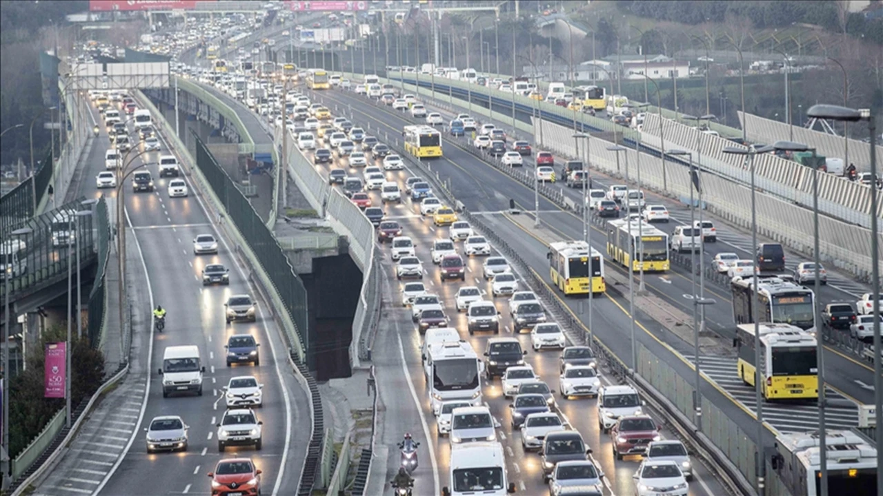 Karayolları uyardı: Bu güzergâhlarda trafik kontrollü ilerliyor