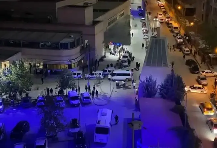 Mahalledeki taşlı, sopalı, bıçaklı kavga hastanede devam etti: 2'si ağır, 5  yaralı