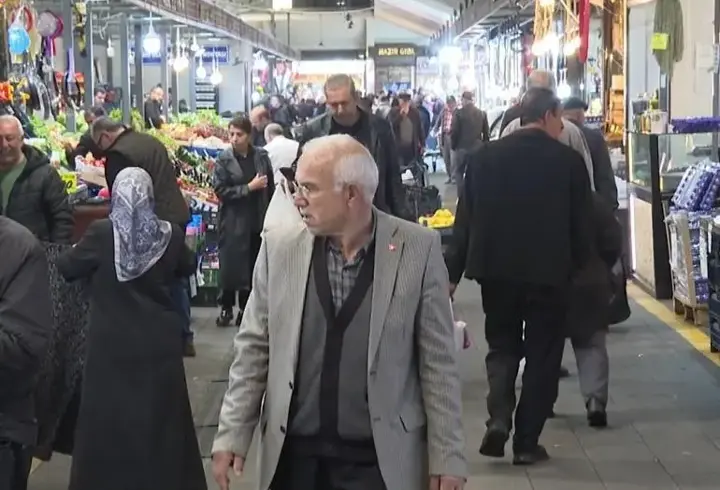 Boykot çağrılarına rağmen market ve pazarlarda yoğunluk devam ediyor