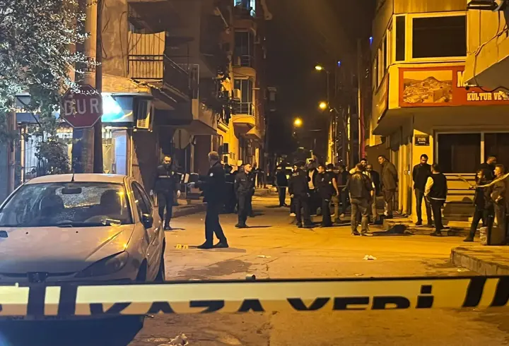  İzmir’de sokak ortasında silahlı saldırı: 1 ölü 3 yaralı