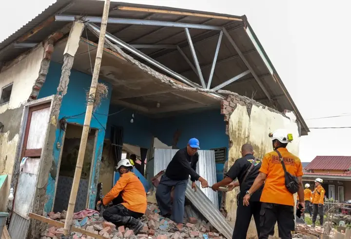 Endonezya'da 5,7 büyüklüğünde deprem: 100'den fazla evde hasar oluştu!