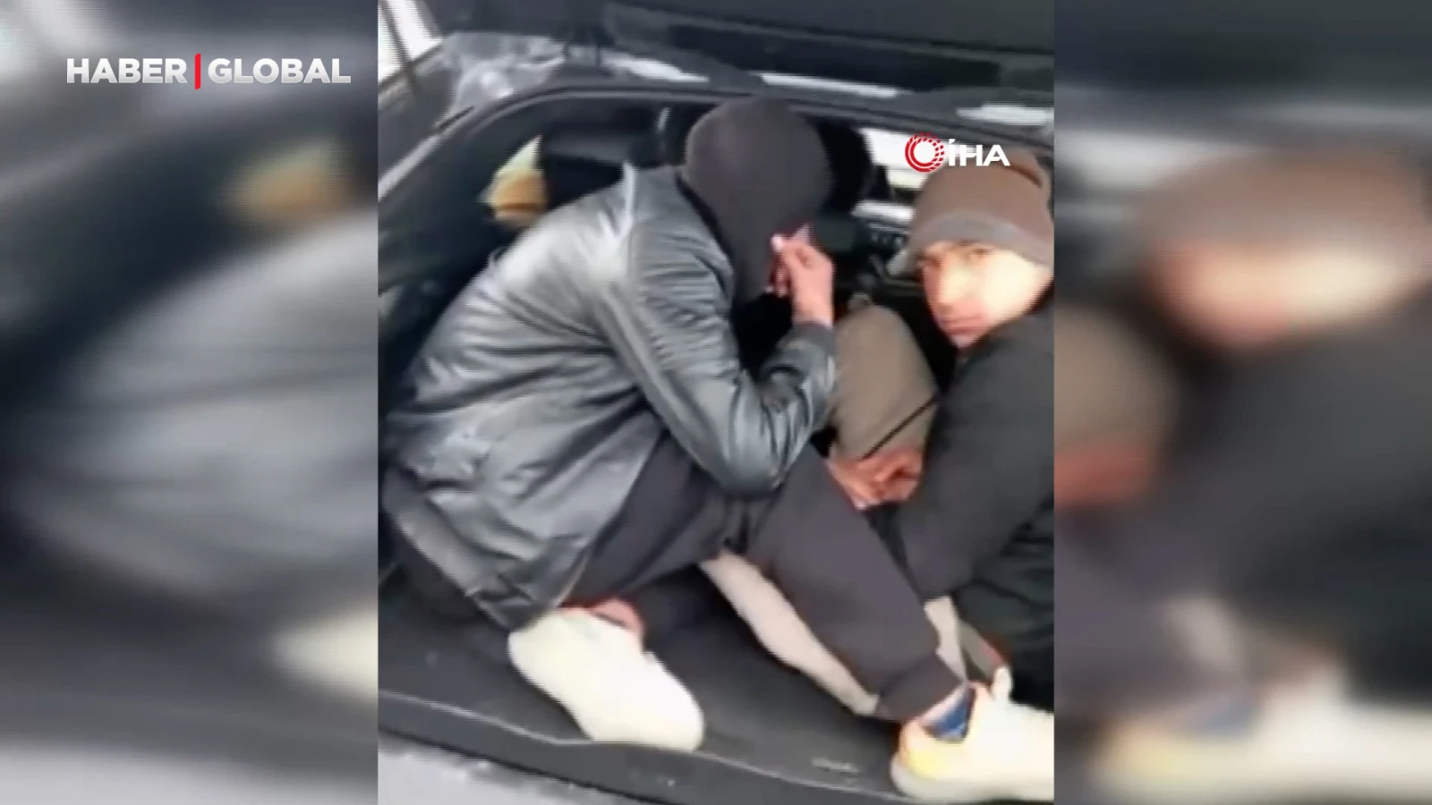 SUV tarzı aracın her köşesinden düzensiz göçmen çıktı!
