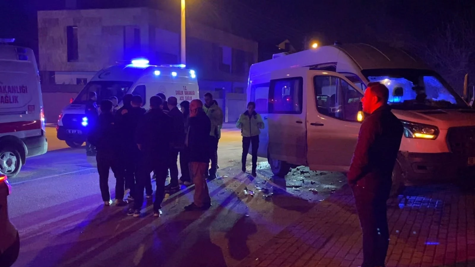 Bursa'da servis minibüsü ile otomobil çarpıştı: Çok sayıda yaralı var