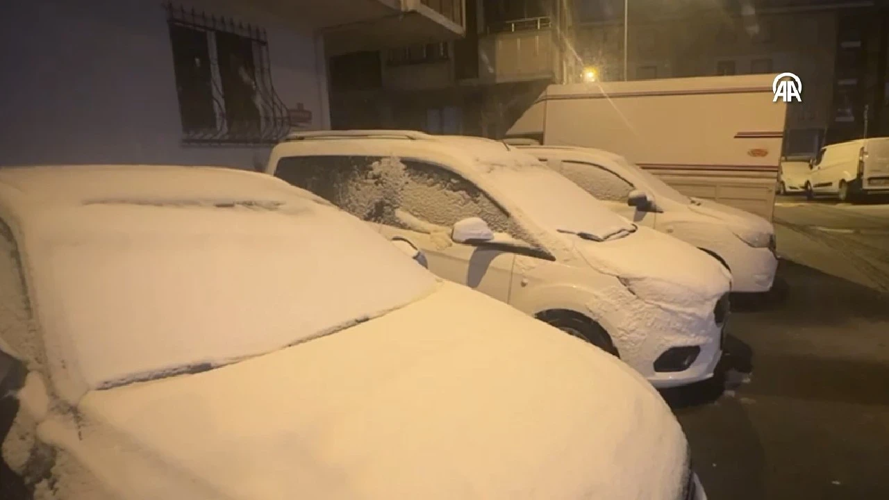 İstanbul’da beklenen kar başladı: Yüksek kesimler beyaza büründü