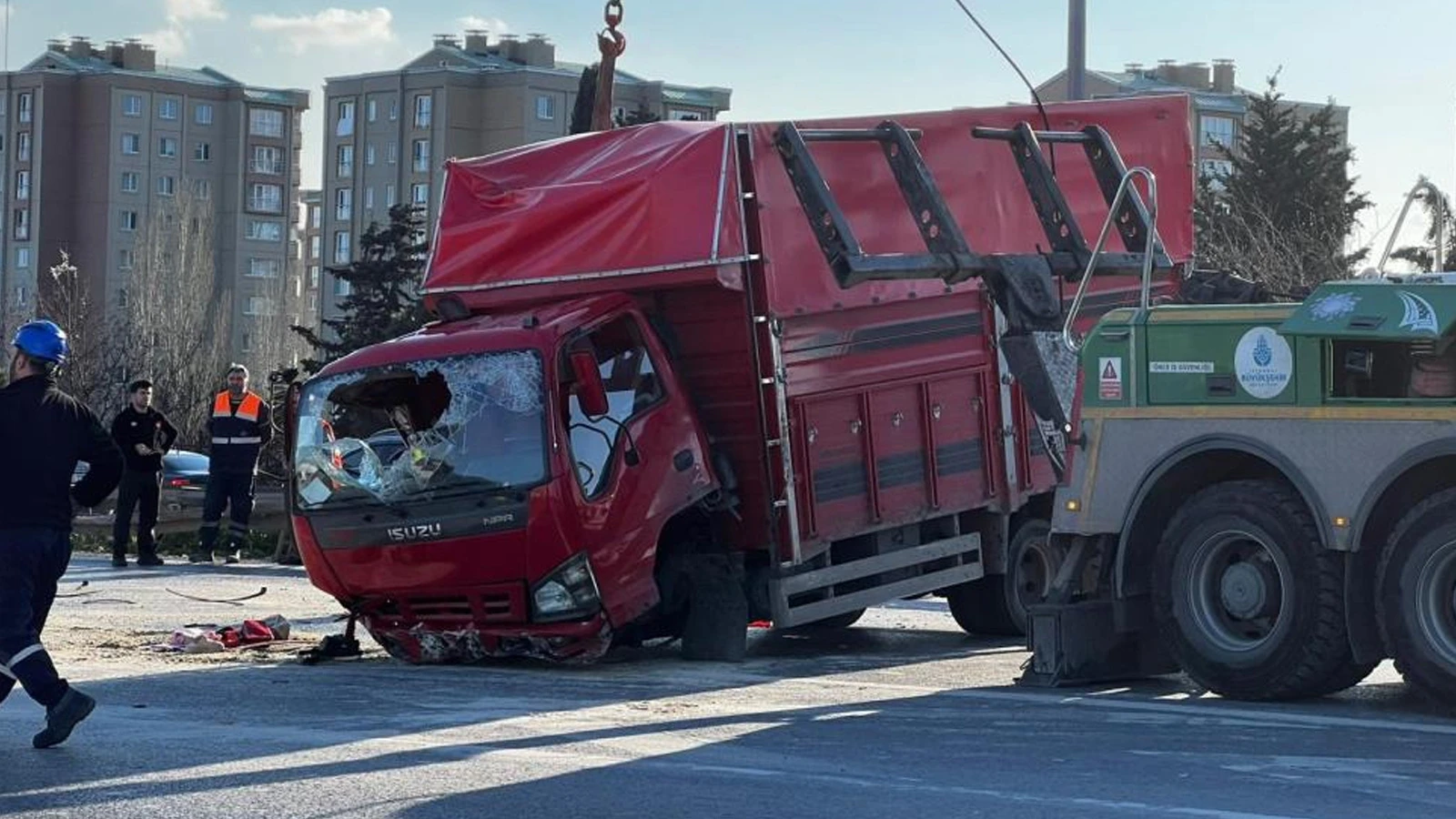 Esenler'de otomobil kamyonete çarptı: Çok sayıda yaralı var