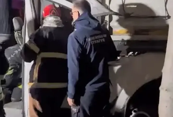 İşçileri taşıyan minibüs, TIR'a arkadan çarptı: 9 yaralı