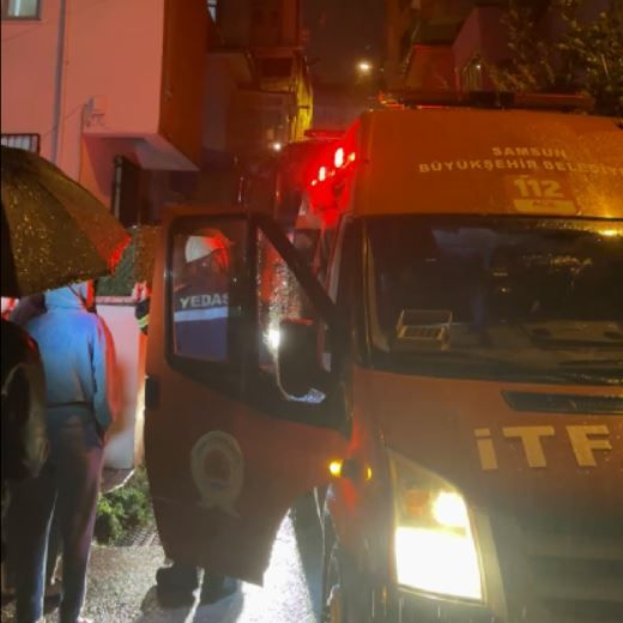 Samsun'da yangın: Anne ve bebeği dumandan etkilendi