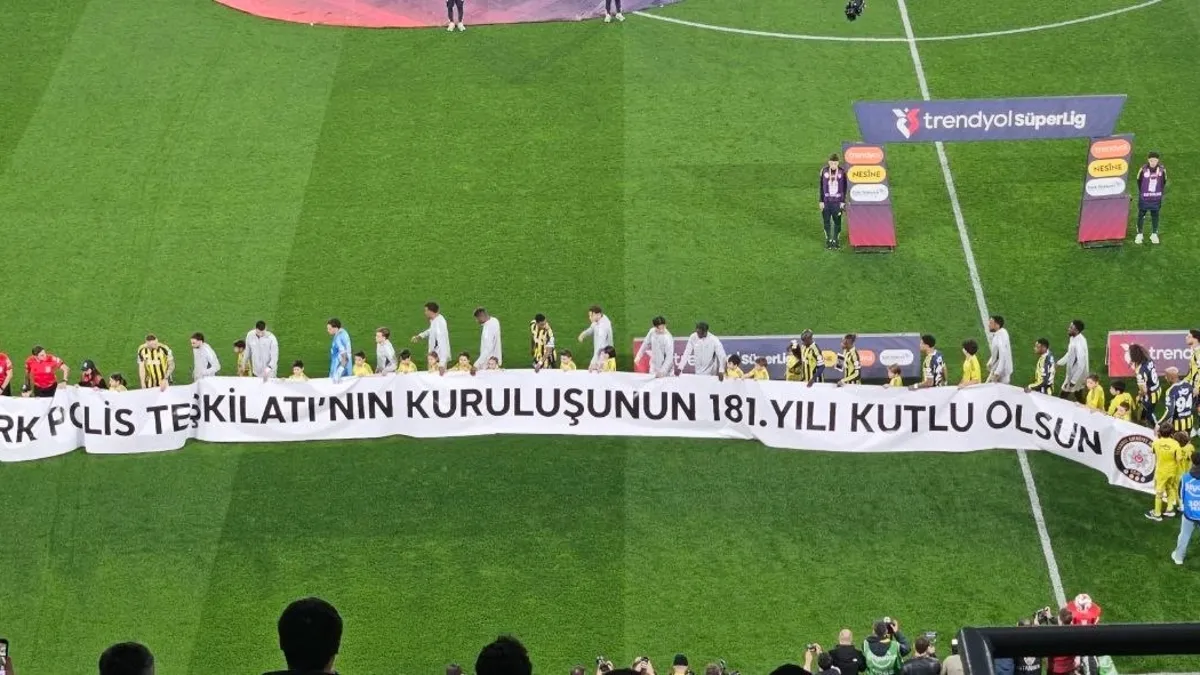 Kadıköy'de Türk Polis Teşkilatı'nın 181. yılına özel pankart!