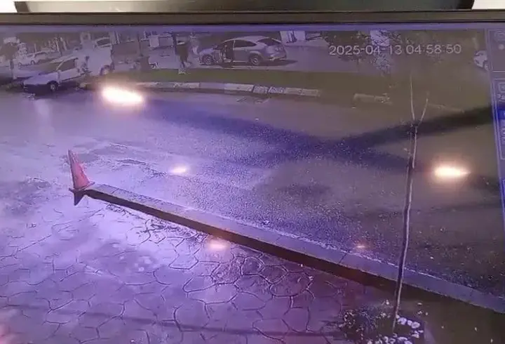 Hafif ticari araca çarpan motosikletin sürücüsü yaralandı; kaza kamerada