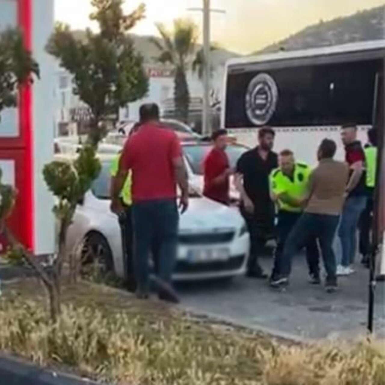 Alkollü şüpheliler polise saldırdı: 2 yaralı, 3 gözaltı