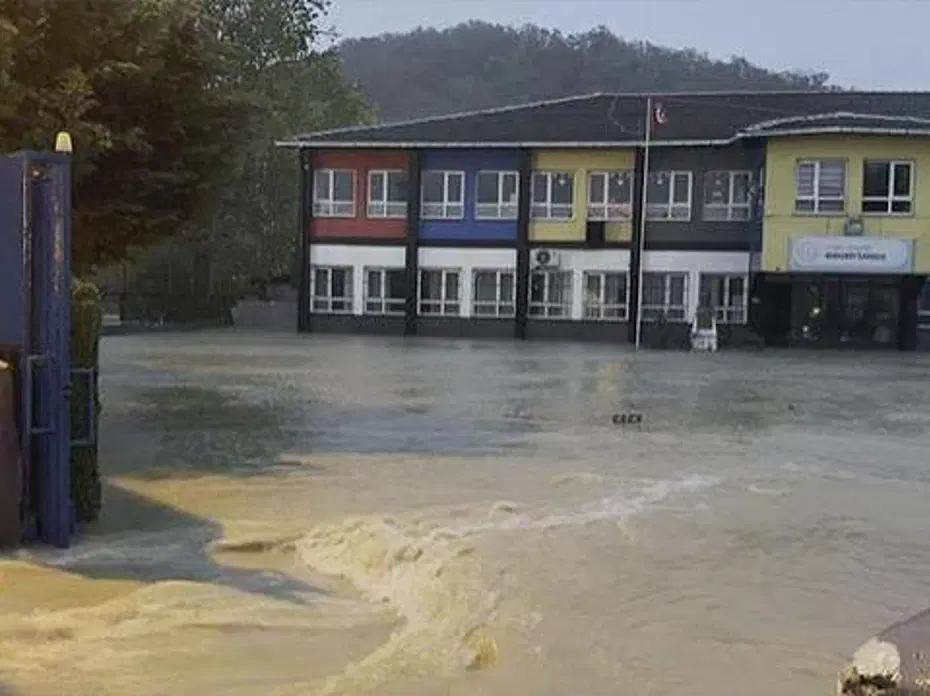 Son Dakika: İstanbul'da Yarın Okullar Tatil Edildi