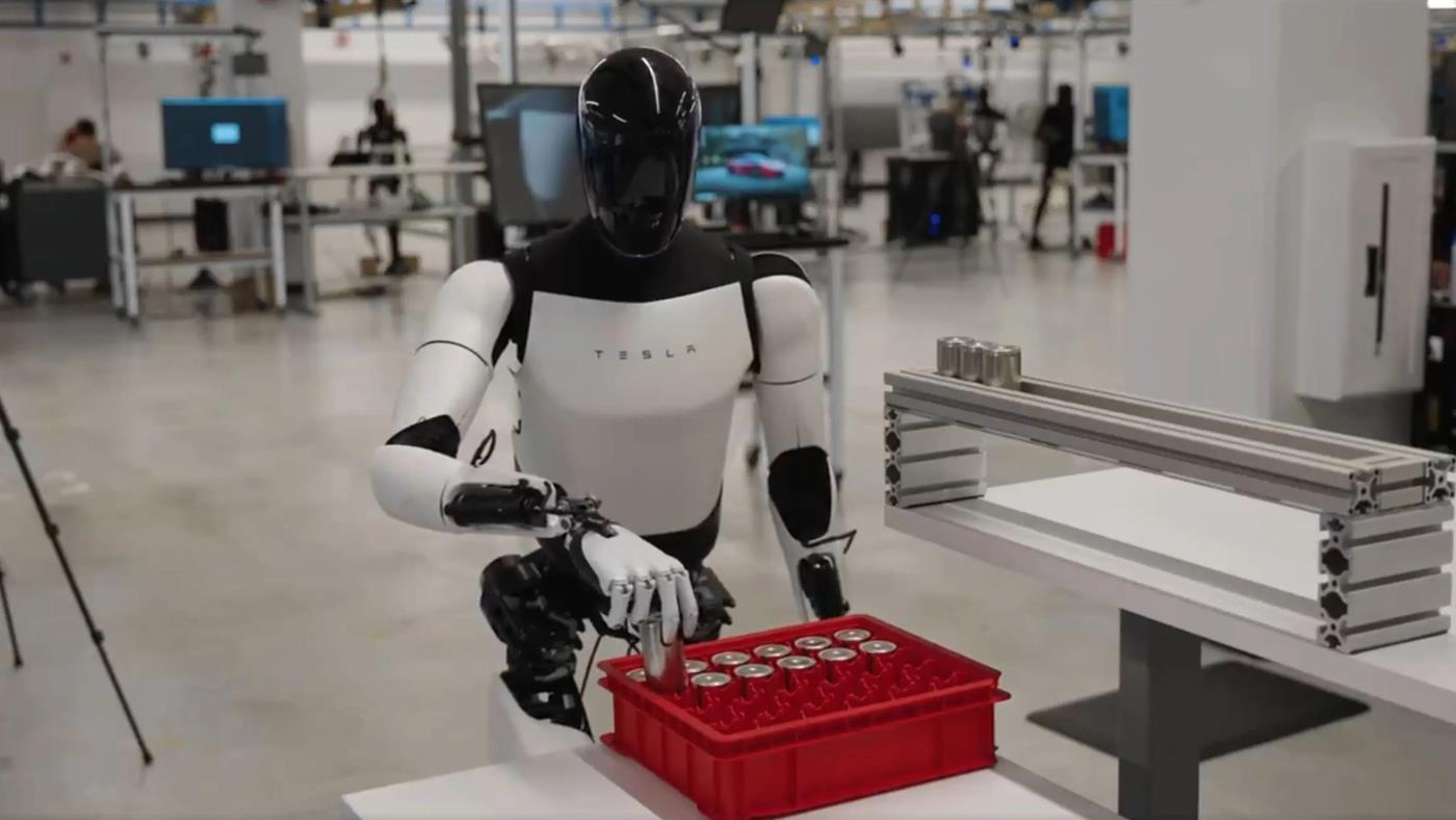 Tesla, insansı robotu Optimus'un gündelik işlerdeki yeteneklerini sergiledi