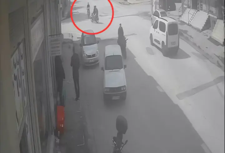 Adana'da iki motosiklet çarpıştı; 3 yaralı