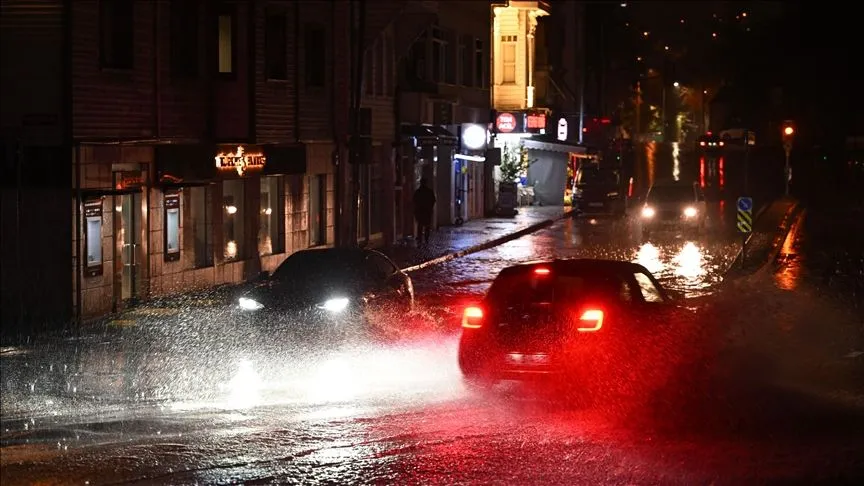İstanbul'da sağanak hayatı olumsuz etkiledi