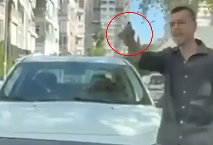 Antalya'da trafikte kadınlara tabanca doğrultan sürücü tutuklandı