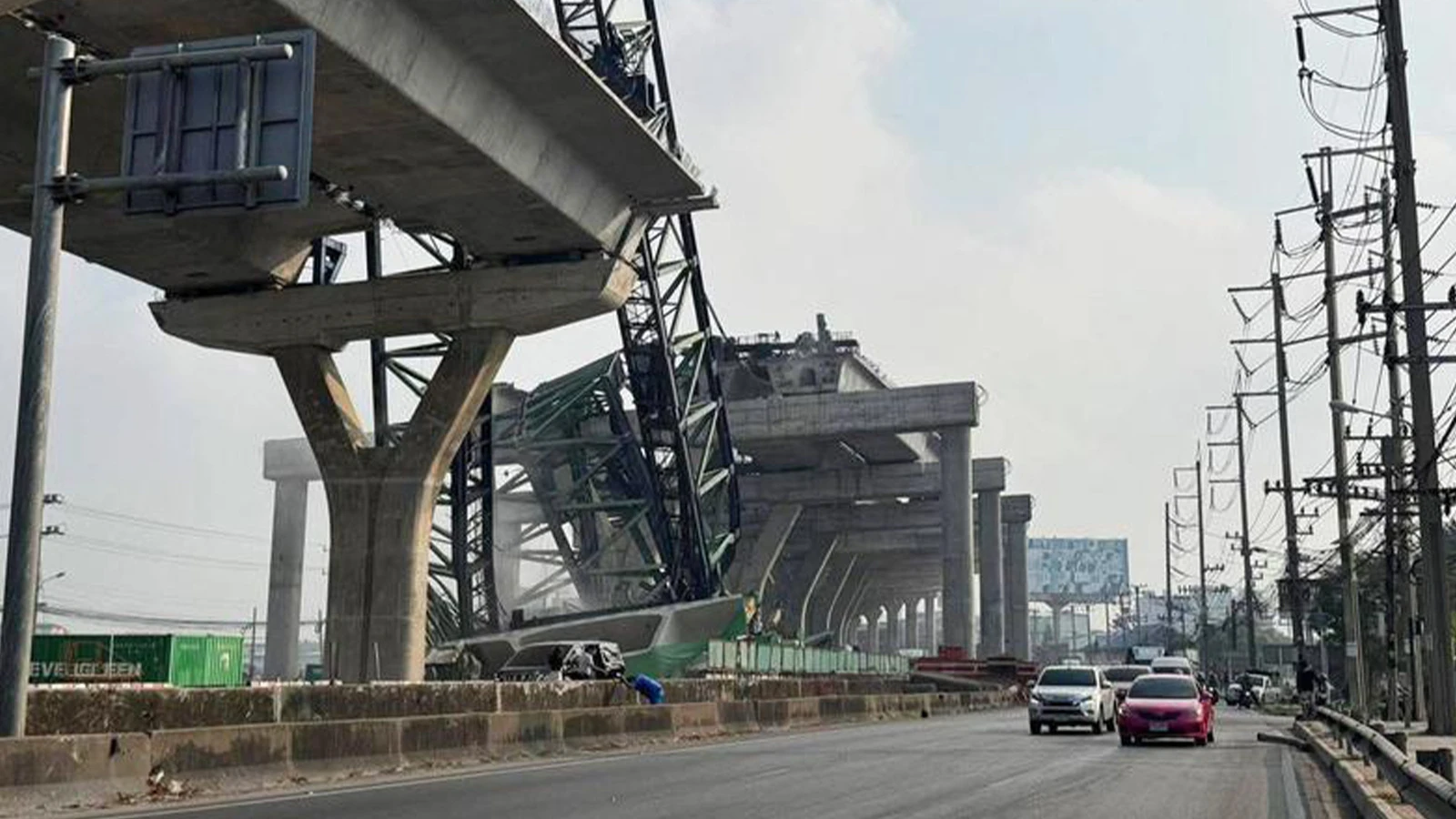 Tayland'da inşaat vinci yola devrildi: 2 ölü, 5 yaralı